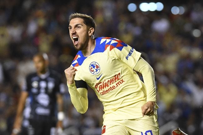 Diego Valdés celebra un gol