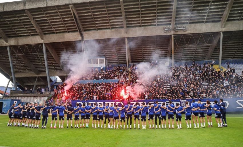 Equipo y ultras celebrando 