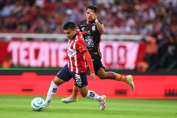 Chivas y Pachuca jugando en el Estadio Akron