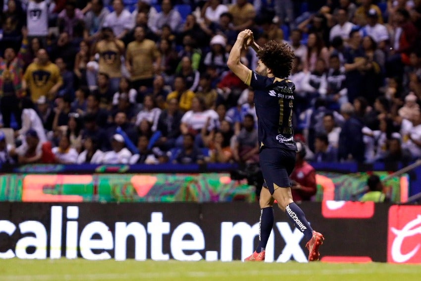 Chino Huerta en celebración de su primer gol con Pumas