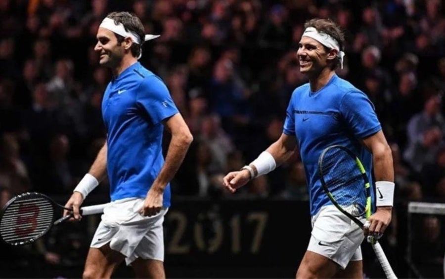 Rafael Nadal y Roger Federer jugando en dobles