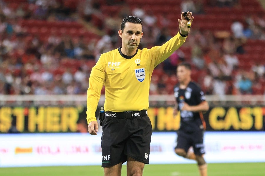 César Ramos, árbitro central en el duelo entre Pachuca y Chivas