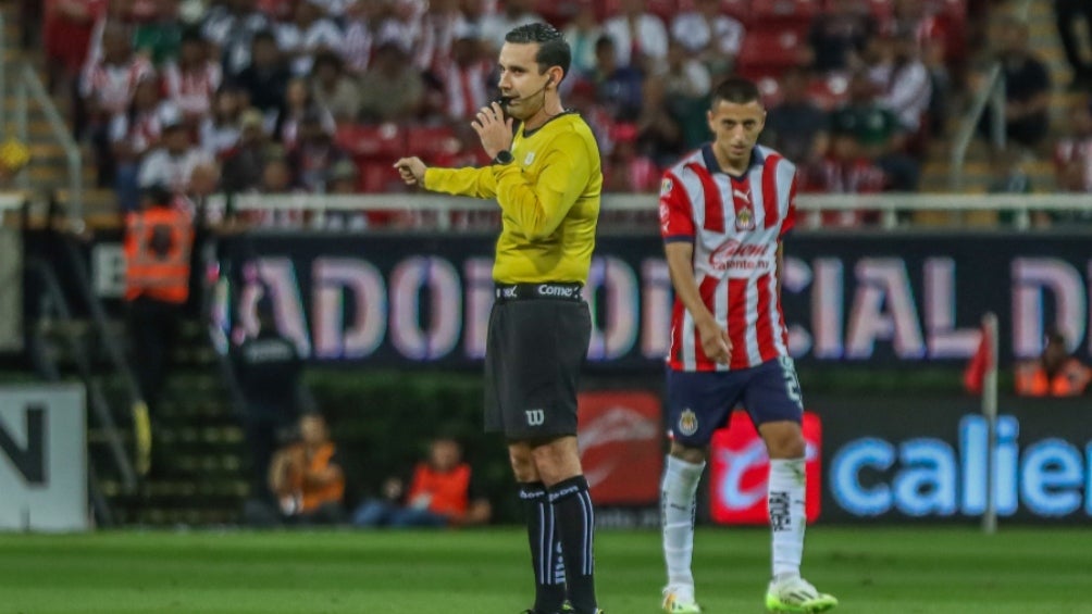 ¿Y esto? 'Piojo' Alvarado recibe un empujón dentro del área pero César Ramos no marcó penal para Chivas