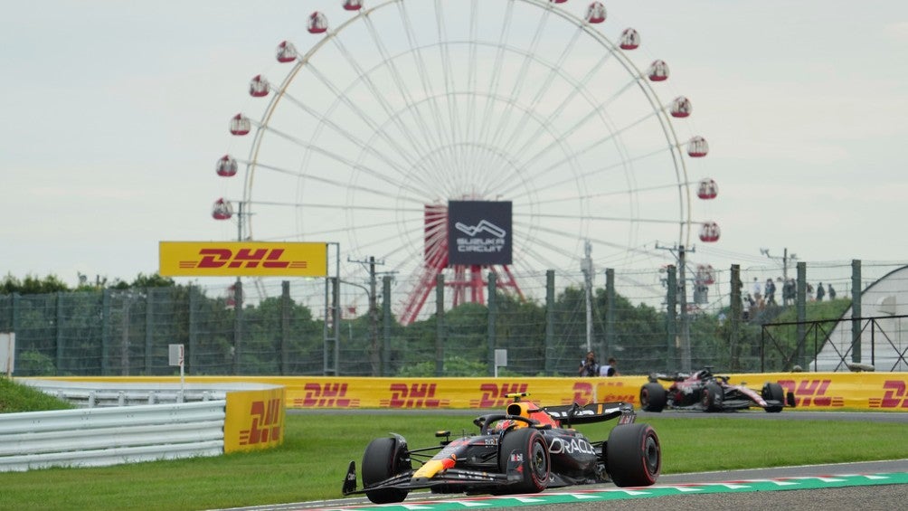 Checo Pérez abandonó la carrera en la vuelta 15