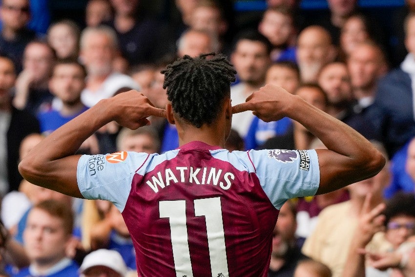 Watkins en celebración de gol ante Chelsea