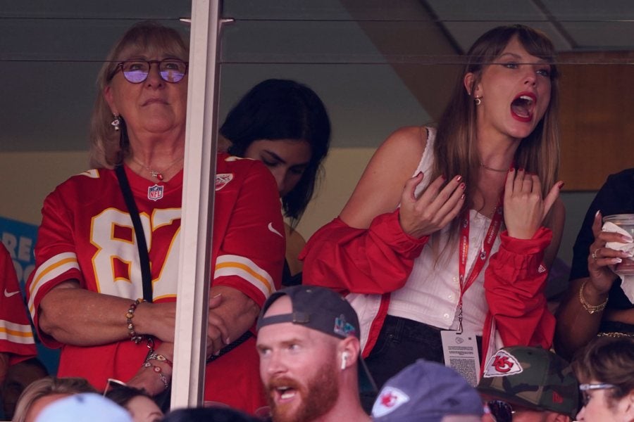 Taylor Swift con la mamá de Travis Kelce en el Arrowhead Stadium