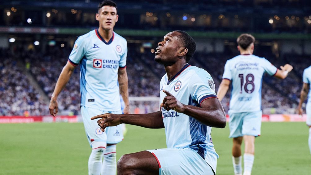 El delantero celeste celebrando un gol