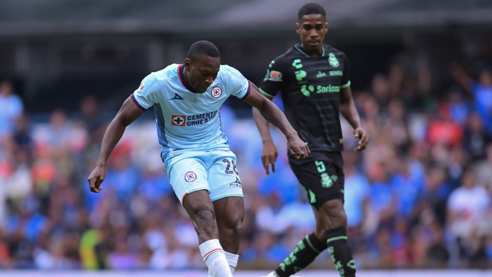 Didier Cambindo en el juego ante Santos Laguna