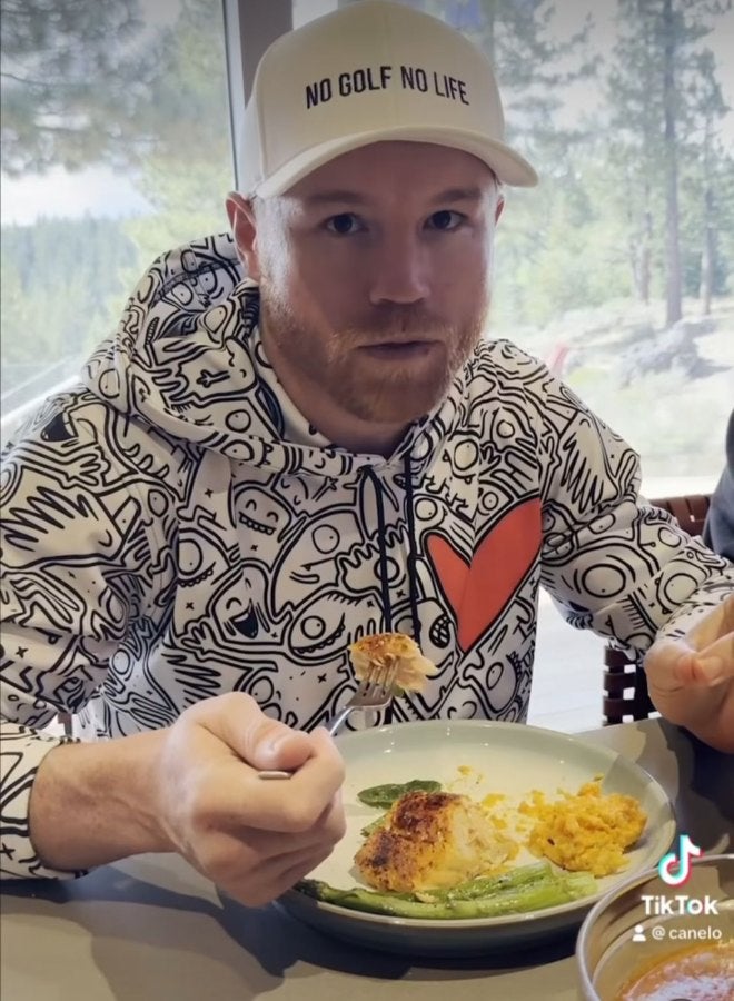 Canelo Álvarez comiendo