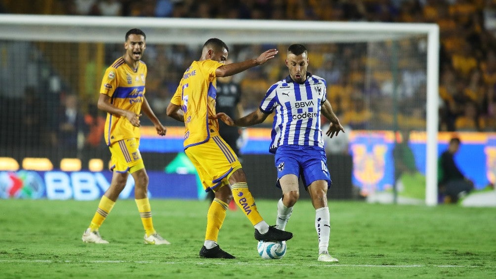 ¡Olé! Rafa Carioca 'humilló' a Sergio Canales durante el Clásico Regio con gran túnel