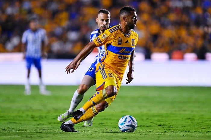 Rafa Carioca y Sergio Canales durante el partido