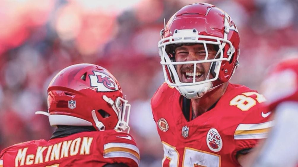 Travis Kelce celebra una anotación