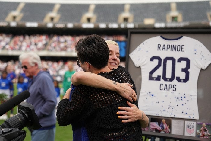 Rapinoe recibió una playera con los partidos jugados 