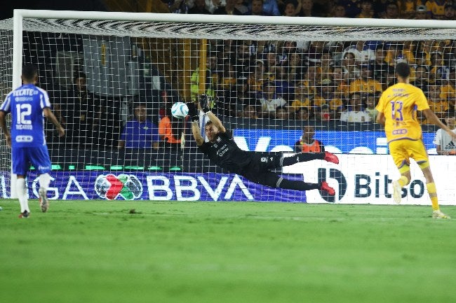 Nahuel Guzmán durante el Clásico Regio