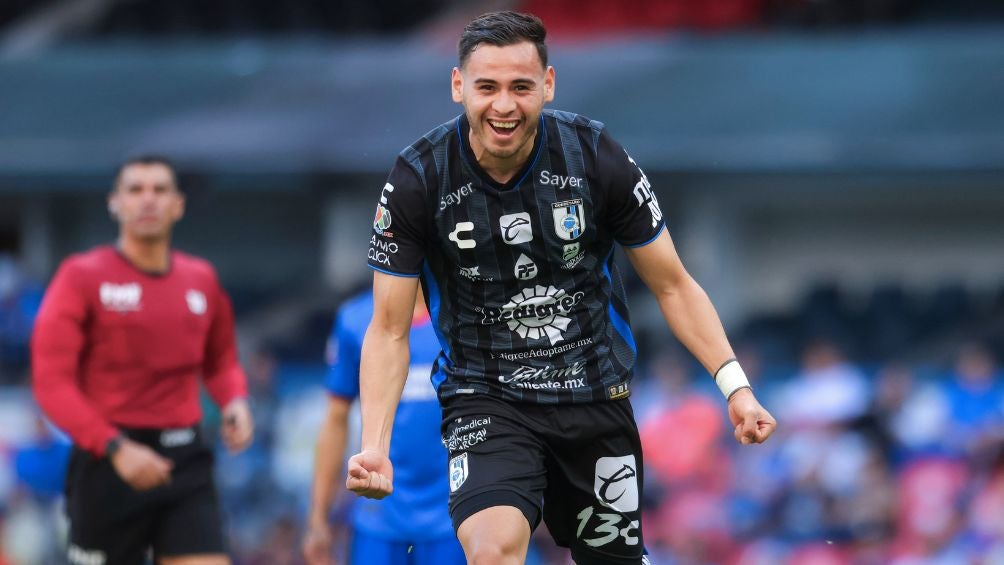 Raúl Sandoval celebra uno de los goles de Gallos