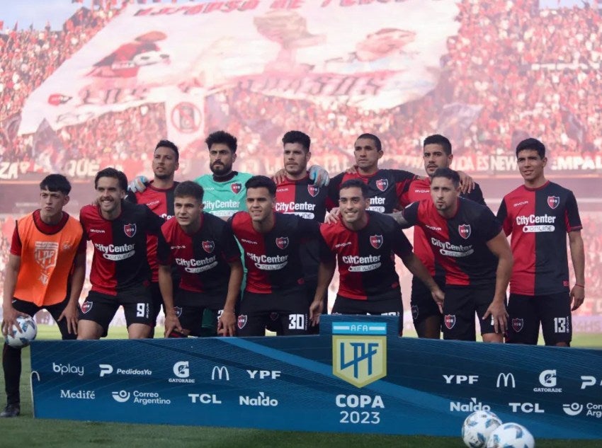 Los 11 jugadores antes del duelo 