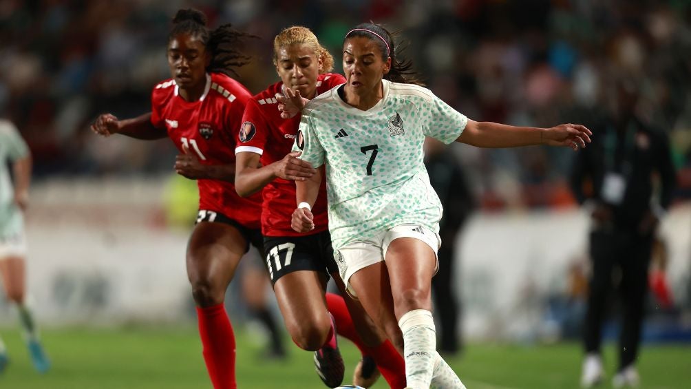 María Sánchez disputando un balón ante Trinidad