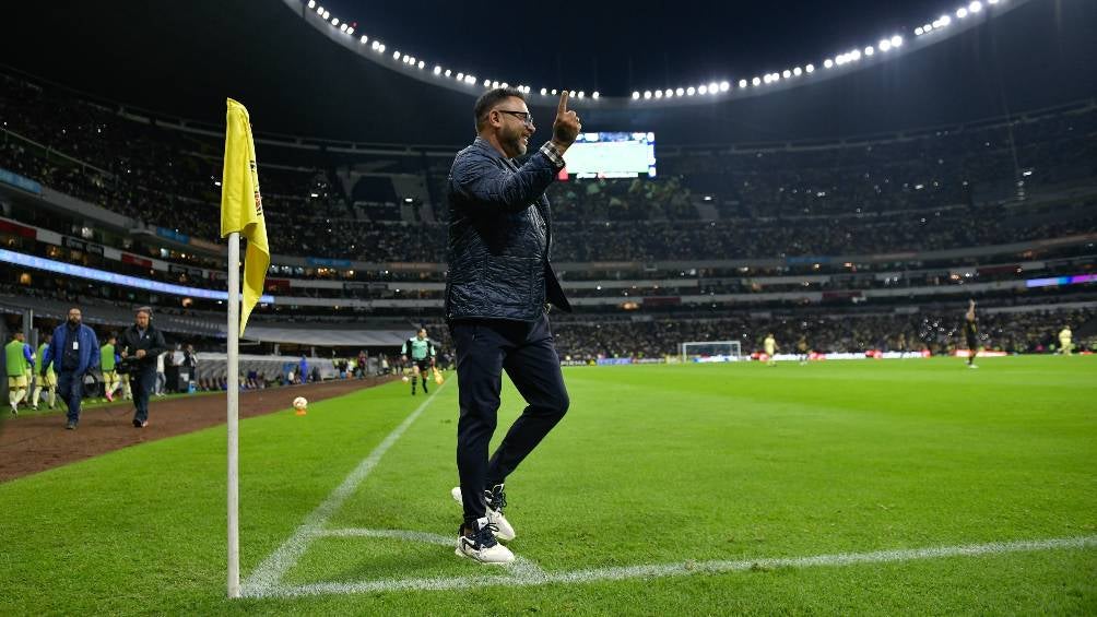 Antonio Mohamed durante el Clásico Capitalino pasado 