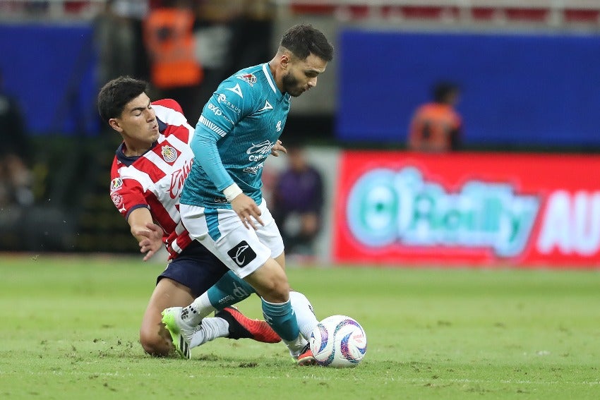 Duelo por el balón en la cancha