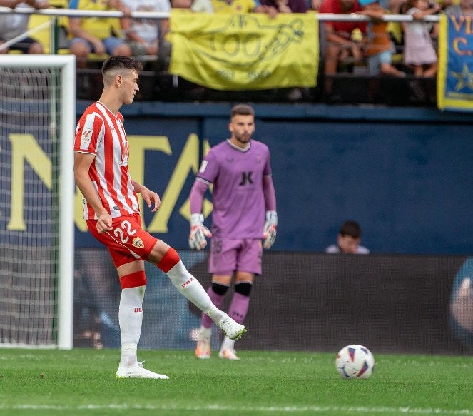 César Montes en un partido del Almería