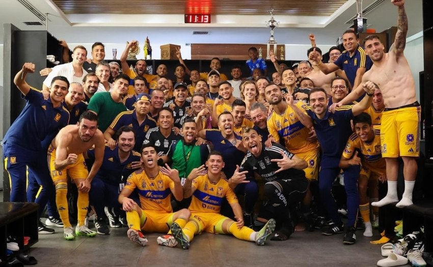 El plantel de Tigres luego de su victoria 