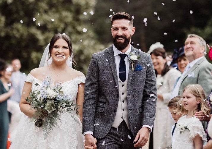 Josh Vickers y junto a su esposa el día de la boda