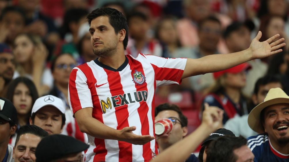 La afición molesta en el Estadio Akron