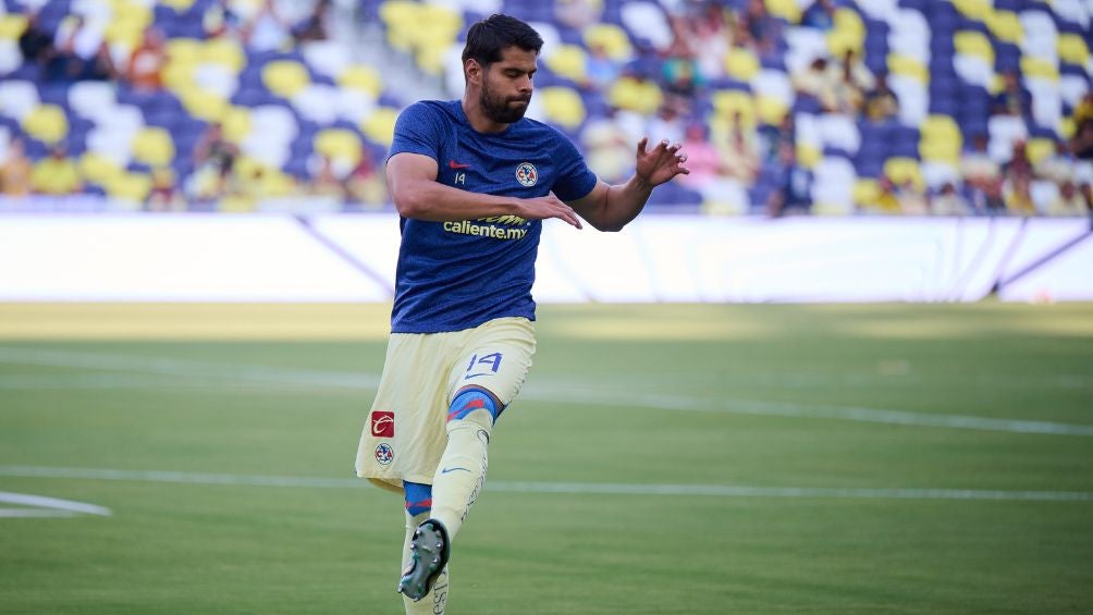 Araujo durante un calentamiento con América