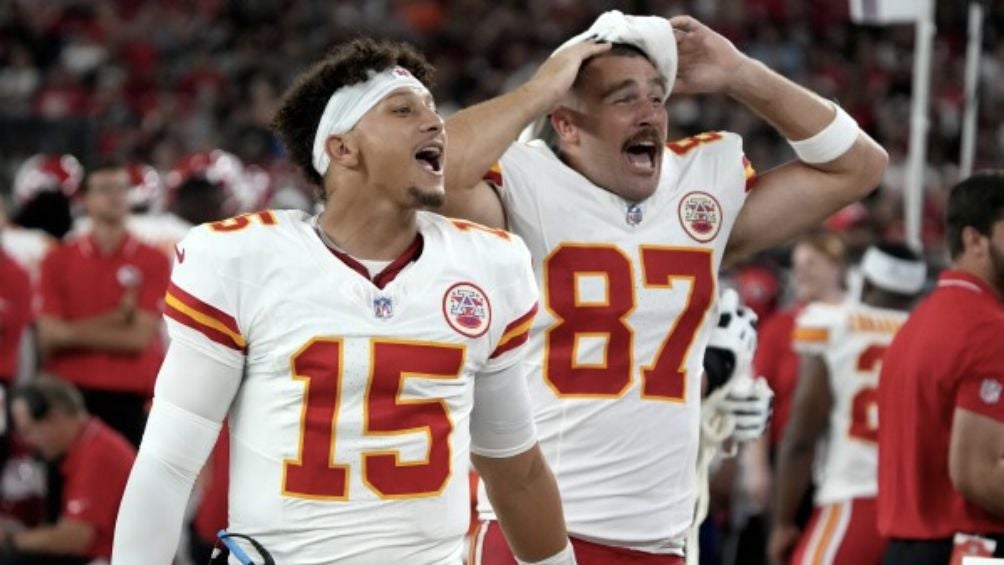 Kelce celebrando junto a Mahomes