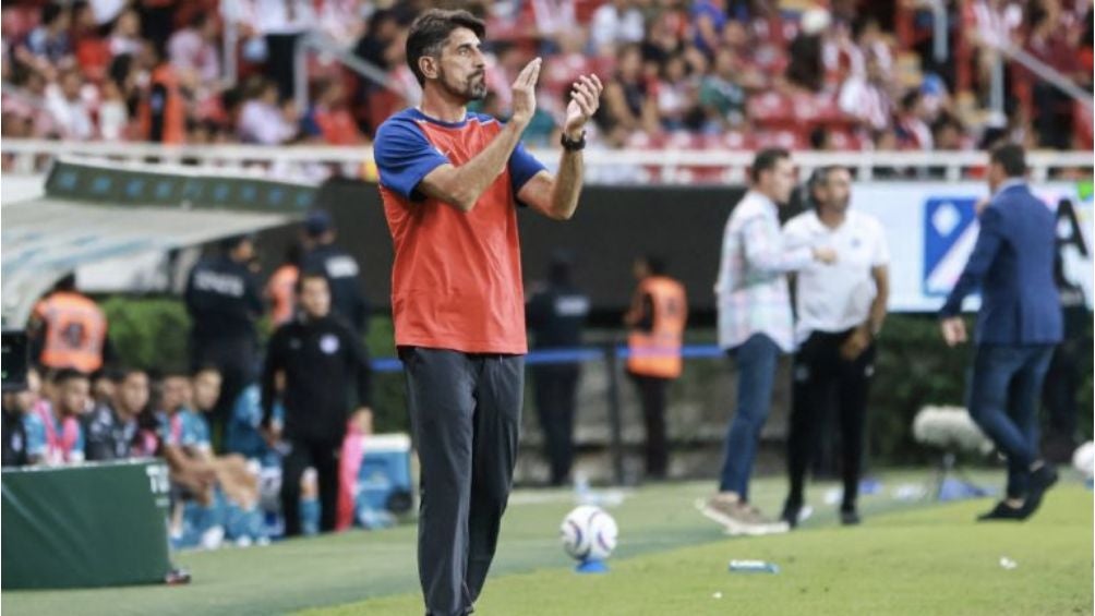 Veljko Paunovic dirigiendo a las Chivas