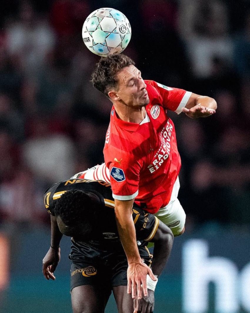 Duelo aéreo por la pelota