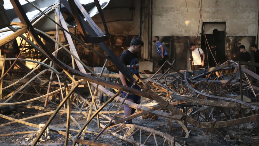 Familiares buscando en los escombros del lugar