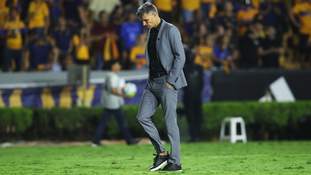 Fernando Ortiz dirigiendo al Monterrey 