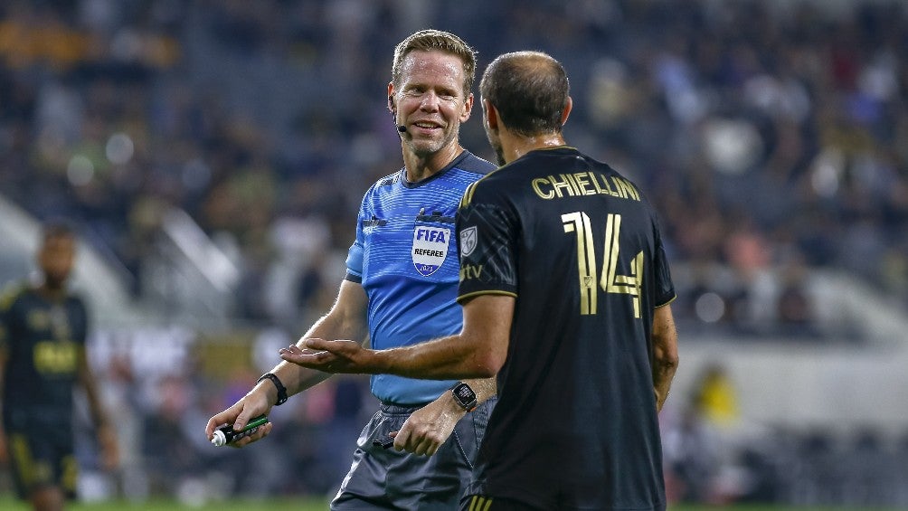 Chiellini discute con el arbitro 