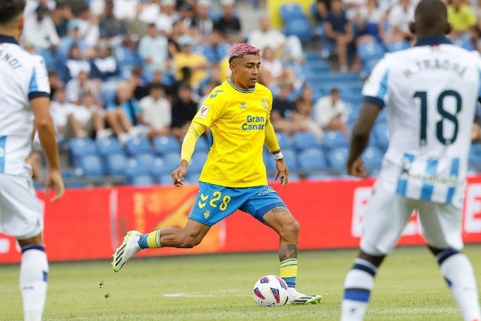 Julián Araujo controlando el balón