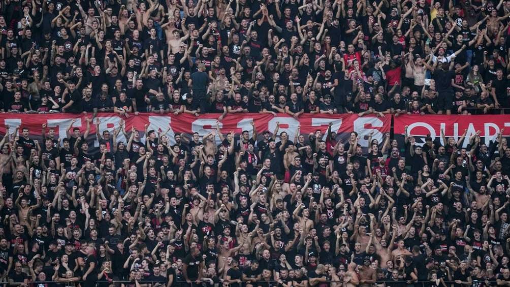 Aficionados del AC Milan durante el encuentro ante el Newcastle en Champions League