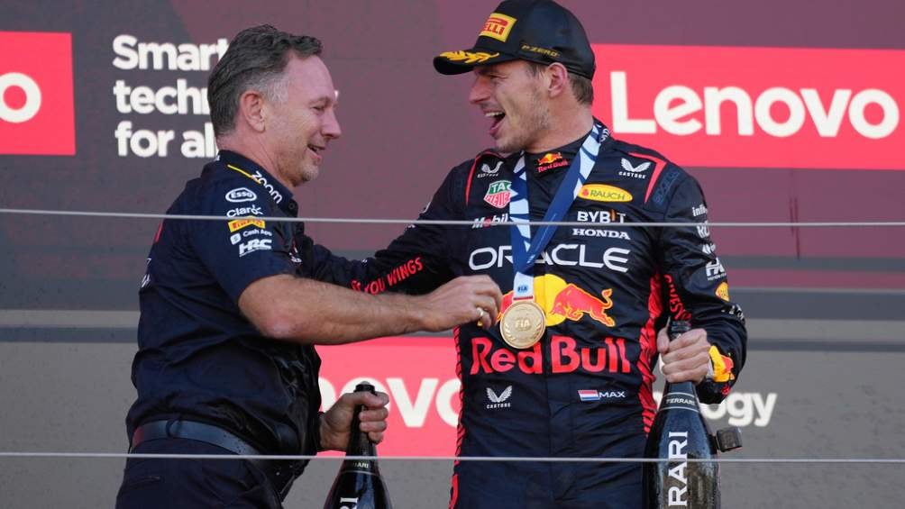 Horner y Verstappen tras la victoria en el GP de Japón 2023