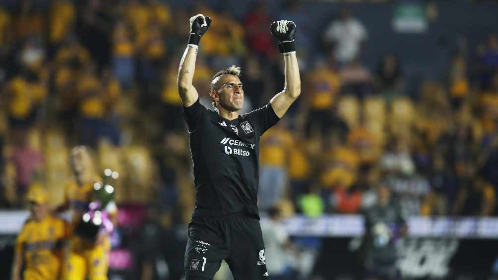 Nahuel Guzmán, el héroe de Tigres en la Campeones Cup, ataja penales y hasta botellas