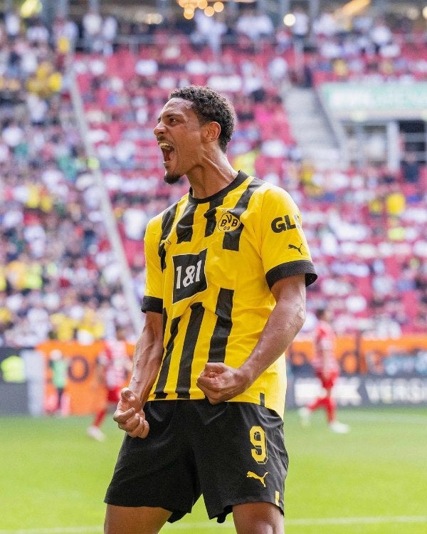 Haller celebrando su gol con el Dortmund