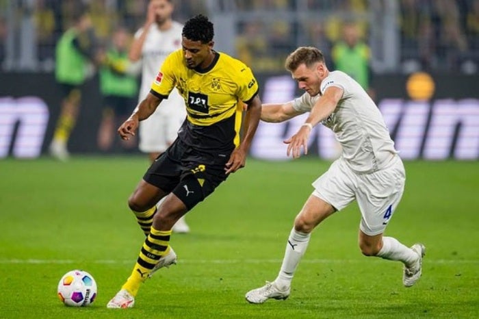 Haller jugando con el Dortmund