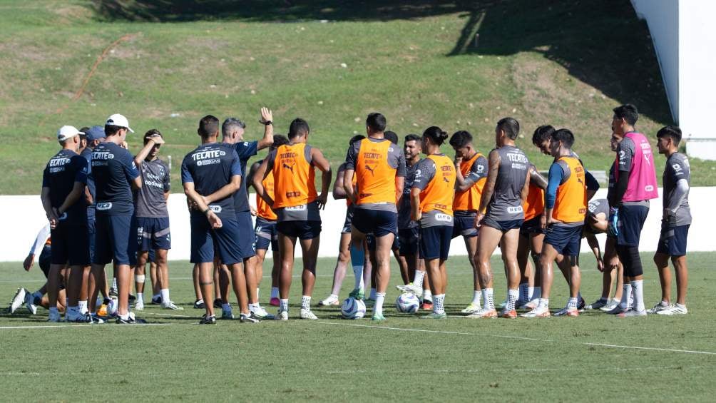 Rayados en el entrenamiento previo al juego ante Puebla