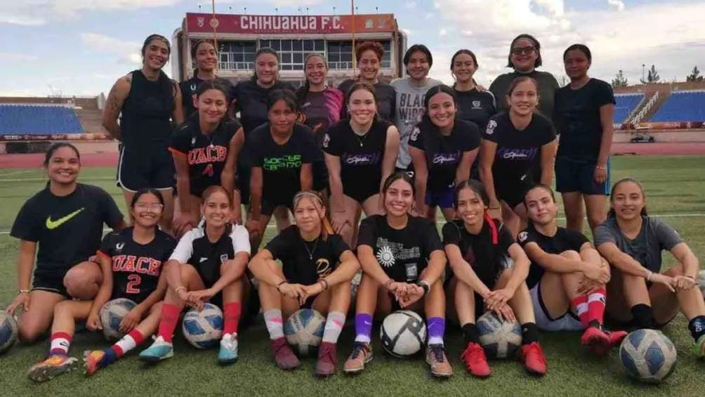 El equipo de Adelitas; Siria Fernanda abajo a la derecha con calcetas y tenis rojos