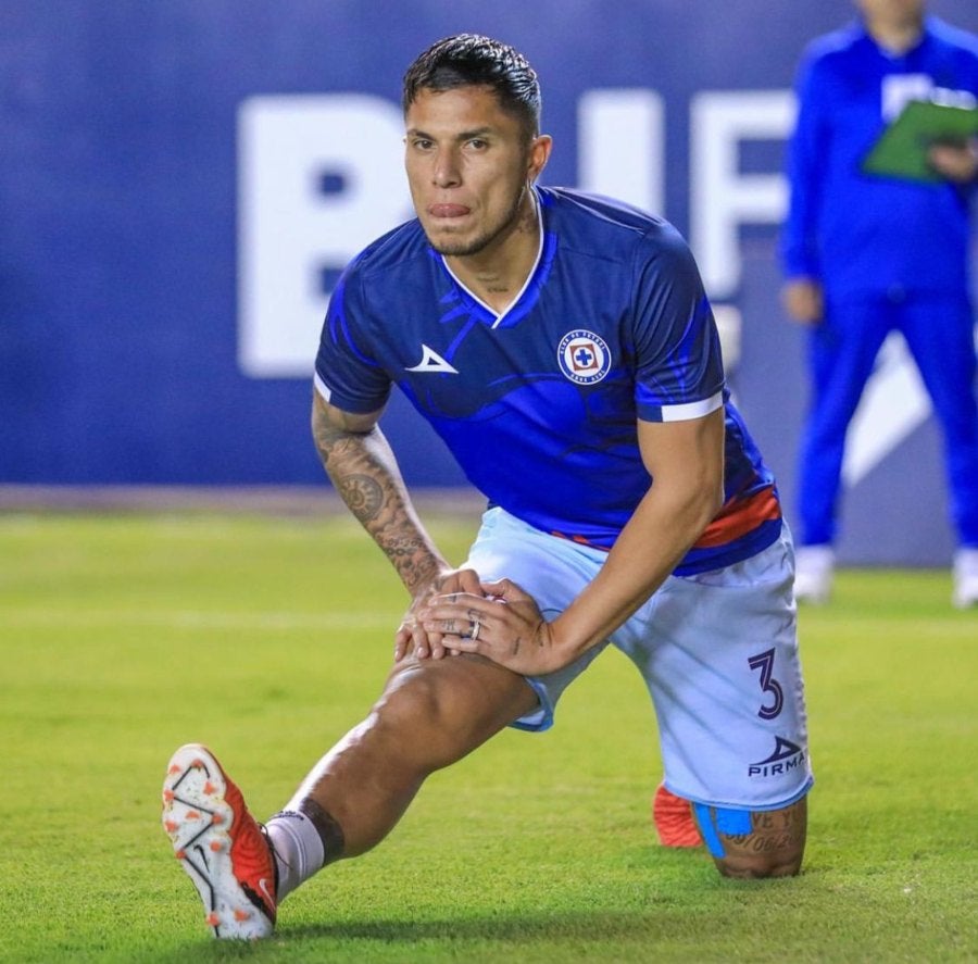 Carlos Salcedo calentando en el Alfonso Lastras