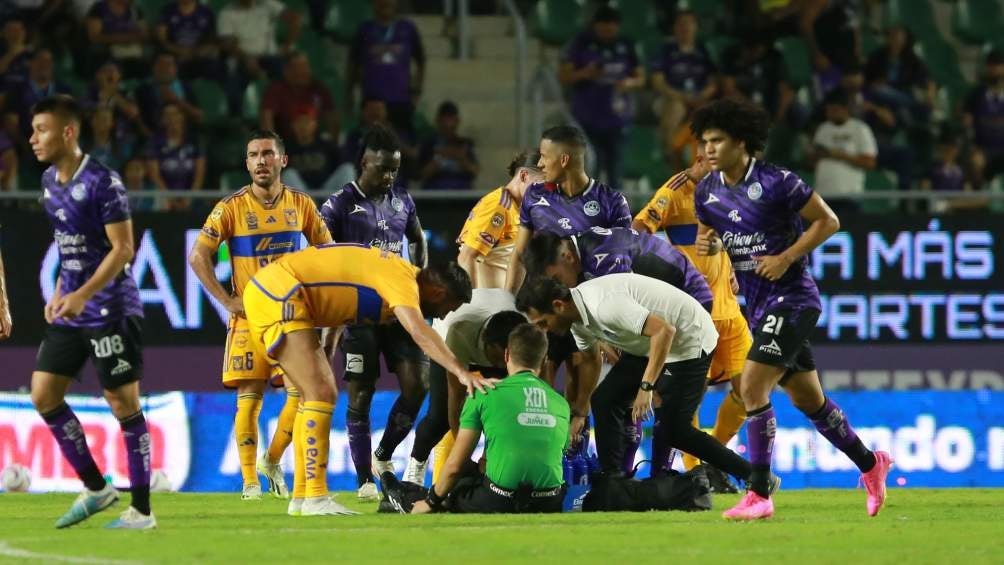 Juego de Mazatlán y Tigres se detuvo por lesión del árbitro