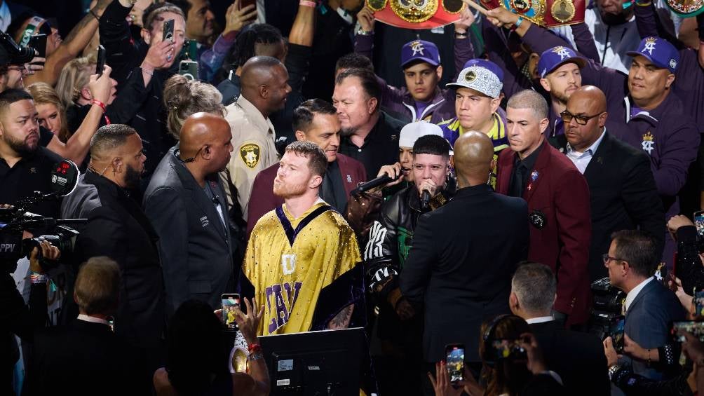 Santa Fe Klan acompañó al Canelo al ring