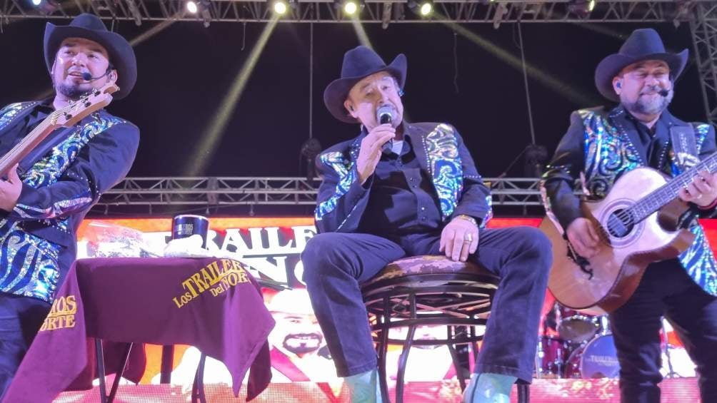 Arnulfo López Sánchez y los Traileros del Norte en una presentación 