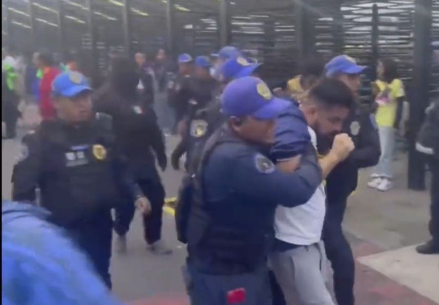 Aficionado de Pumas es desalojado del Estadio Azteca