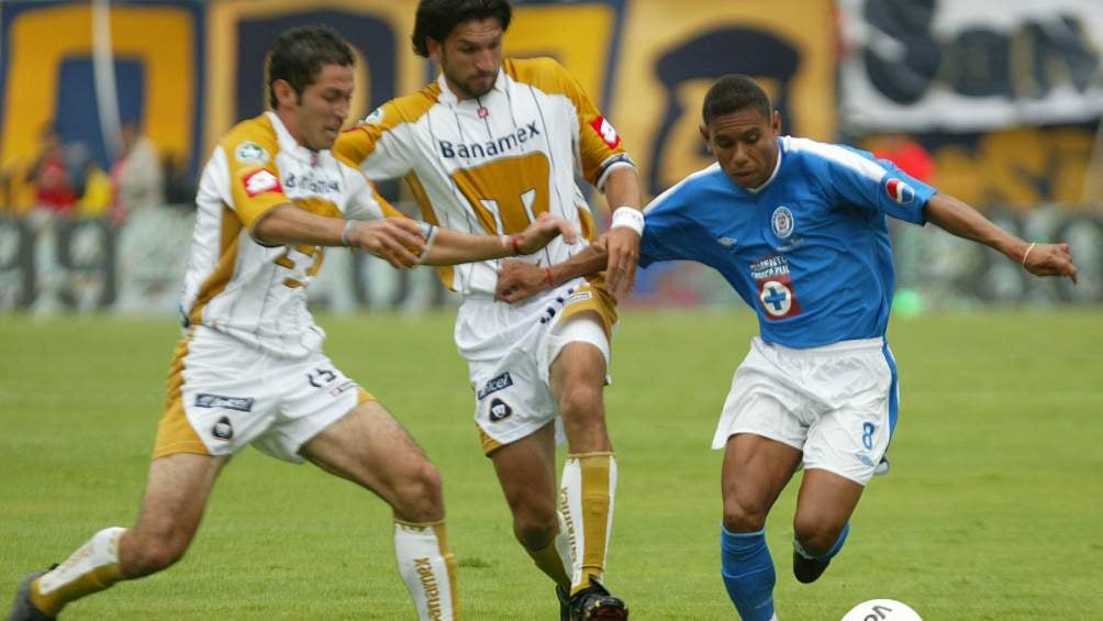 Kikin Fonseca en un partido de Pumas ante Cruz Azul