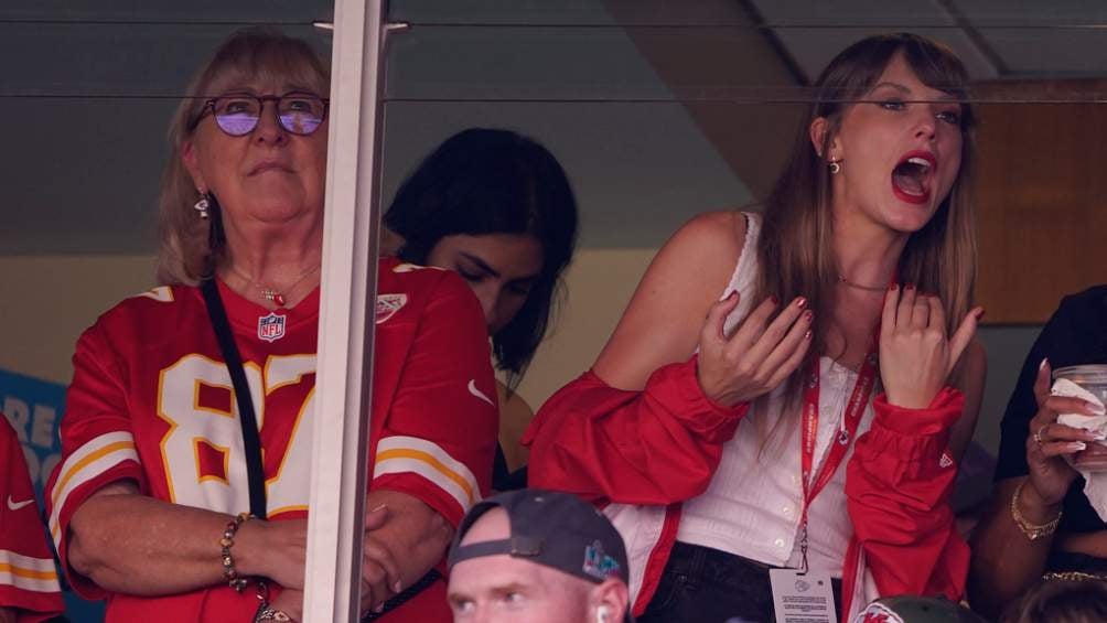 Donna Kelce y Taylor Swift en el Arrowhead Stadium