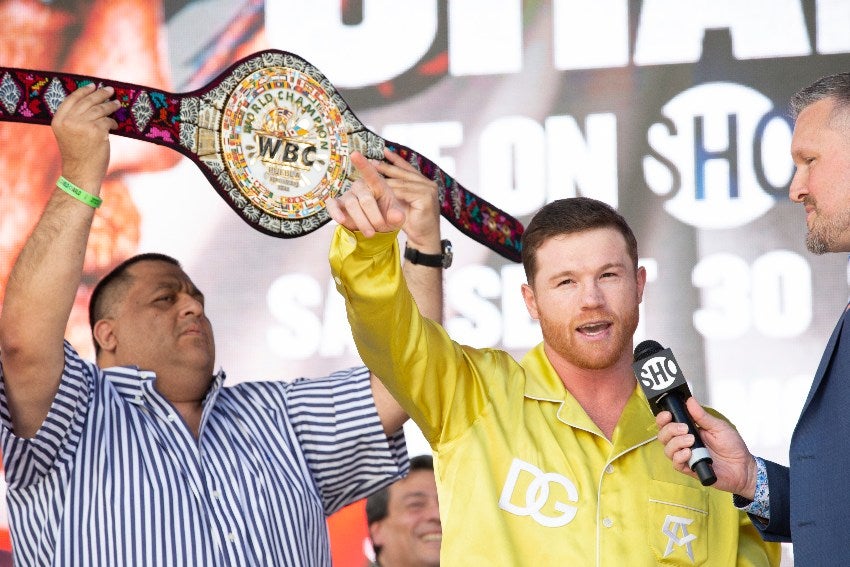 Canelo Álvarez en la ceremonia de pesaje previo a la batalla vs Charlo